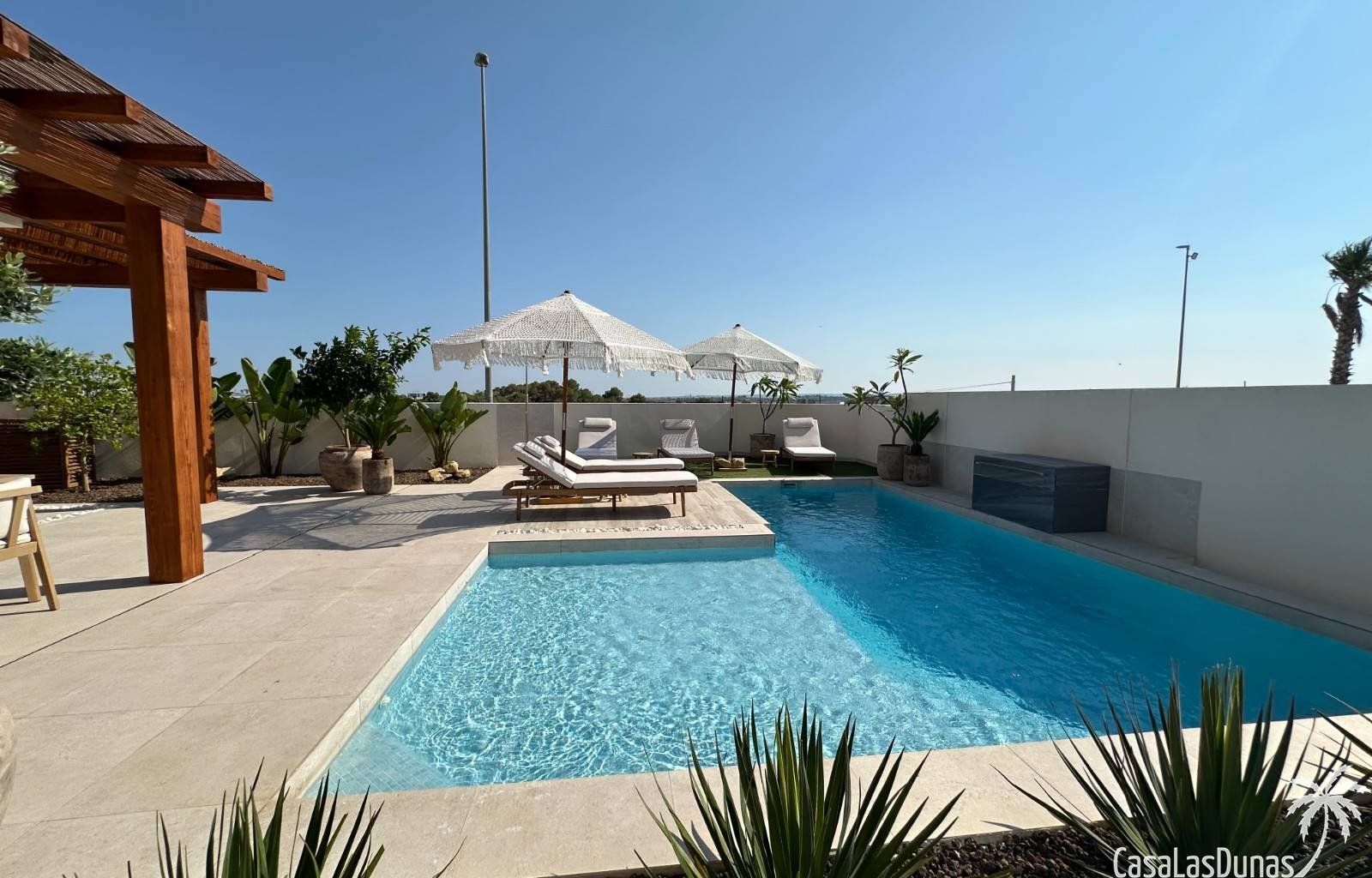 Die Villa Bella Sol ist ein idyllisches Feriendomizil im charmanten Städtchen Benijófar an der spanischen Costa Blanca. Die luxuriöse Villa wurde 202