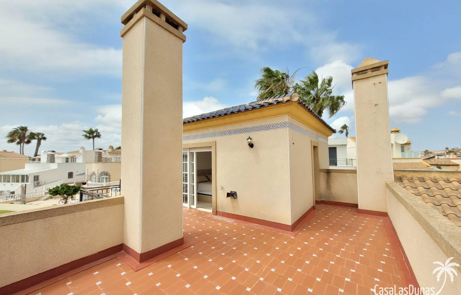 In dieser prächtigen, freistehenden Villa erwartet Sie eine Oase der Ruhe, nur wenige Schritte von allen Annehmlichkeiten entfernt! Stellen Sie sich