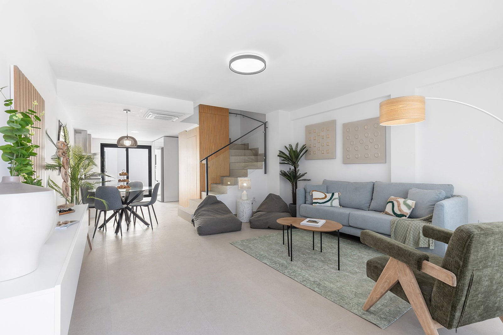  In der charmanten Ortschaft Rafal gelegen, bietet dieser Wohnkomplex eine exklusive Auswahl von 9 Reihenhäusern. Diese Immobilien sind so konzipiert,