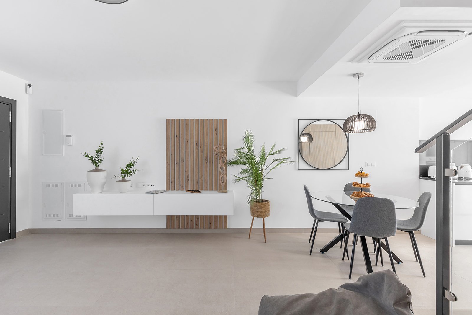  In der charmanten Ortschaft Rafal gelegen, bietet dieser Wohnkomplex eine exklusive Auswahl von 9 Reihenhäusern. Diese Immobilien sind so konzipiert,