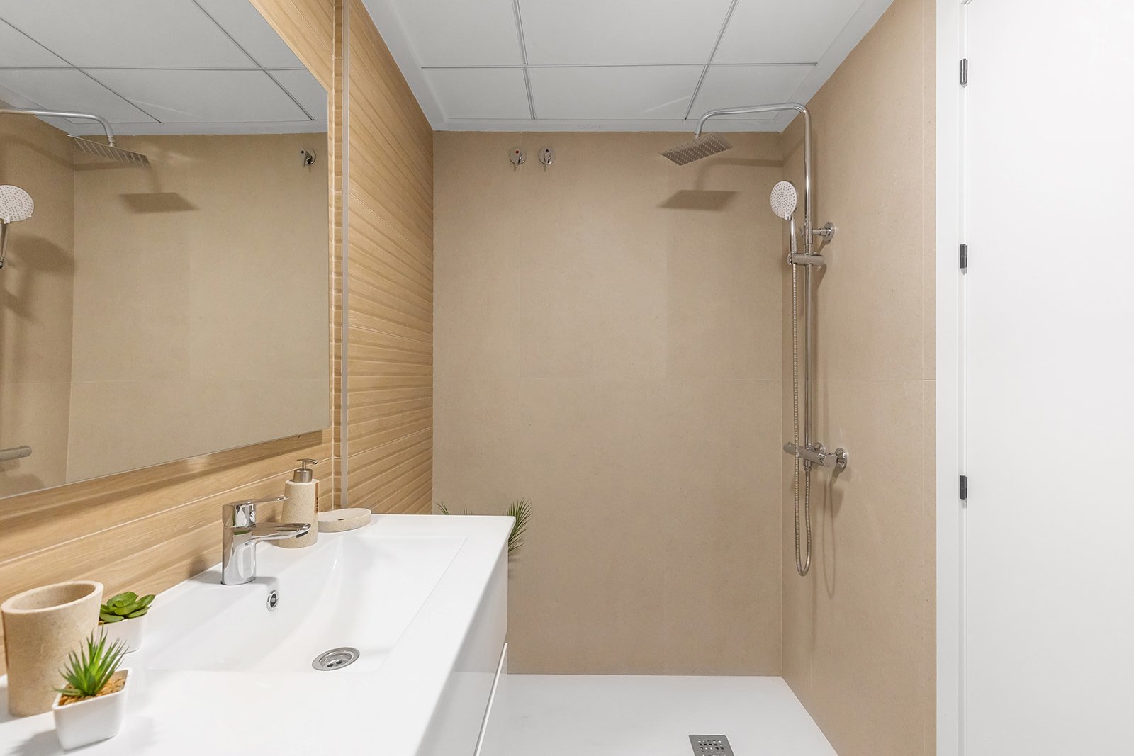  In der charmanten Ortschaft Rafal gelegen, bietet dieser Wohnkomplex eine exklusive Auswahl von 9 Reihenhäusern. Diese Immobilien sind so konzipiert,