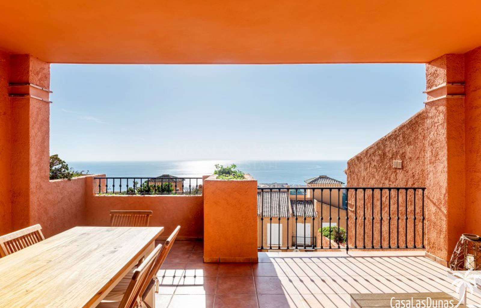 Gemütliches Reihenhaus mit traumhafter Aussicht!
Dieses gepflegte Haus mit 250m² bebauter Fläche verteilt sich auf zwei Ebenen und bietet eine perfek