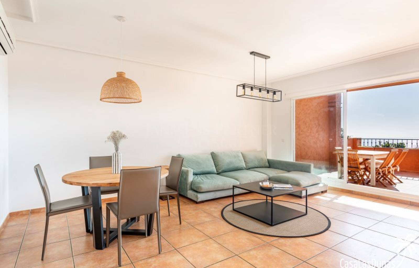 Gemütliches Reihenhaus mit traumhafter Aussicht!
Dieses gepflegte Haus mit 250m² bebauter Fläche verteilt sich auf zwei Ebenen und bietet eine perfek