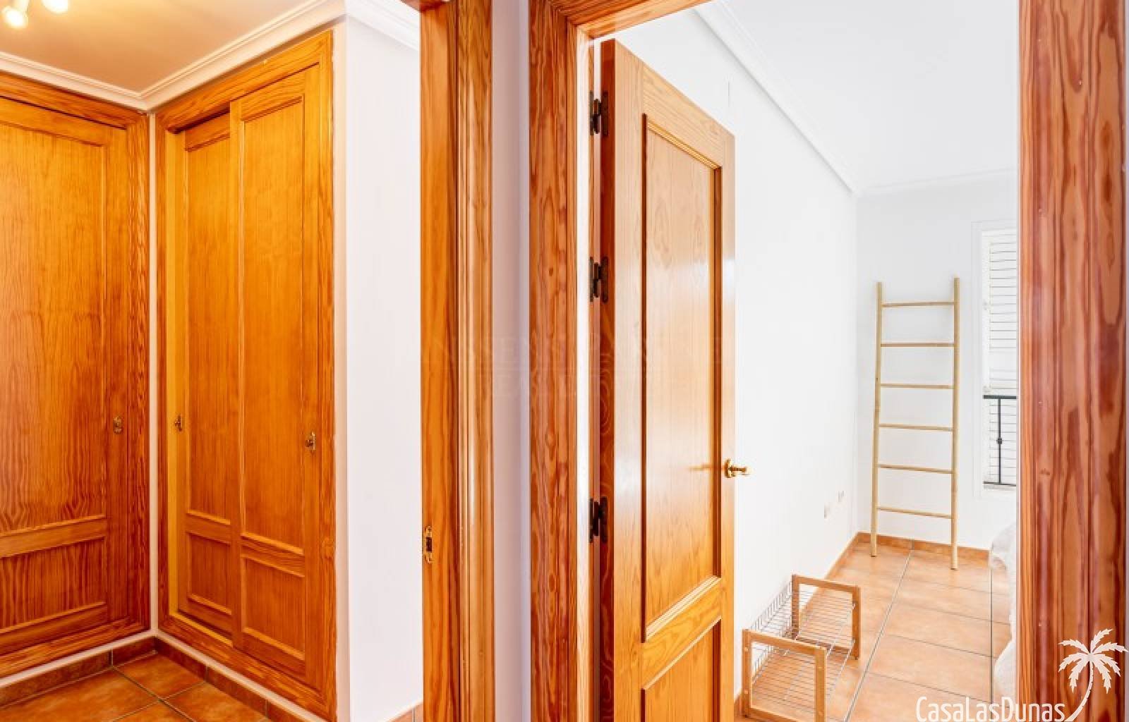 Gemütliches Reihenhaus mit traumhafter Aussicht!
Dieses gepflegte Haus mit 250m² bebauter Fläche verteilt sich auf zwei Ebenen und bietet eine perfek