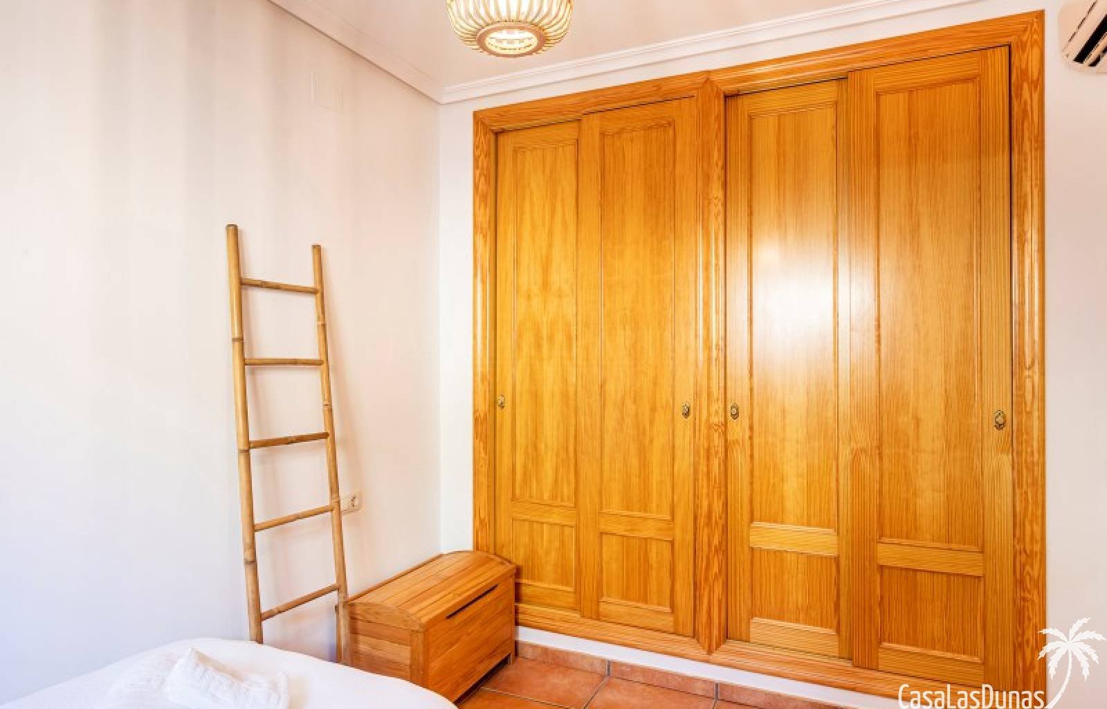 Gemütliches Reihenhaus mit traumhafter Aussicht!
Dieses gepflegte Haus mit 250m² bebauter Fläche verteilt sich auf zwei Ebenen und bietet eine perfek