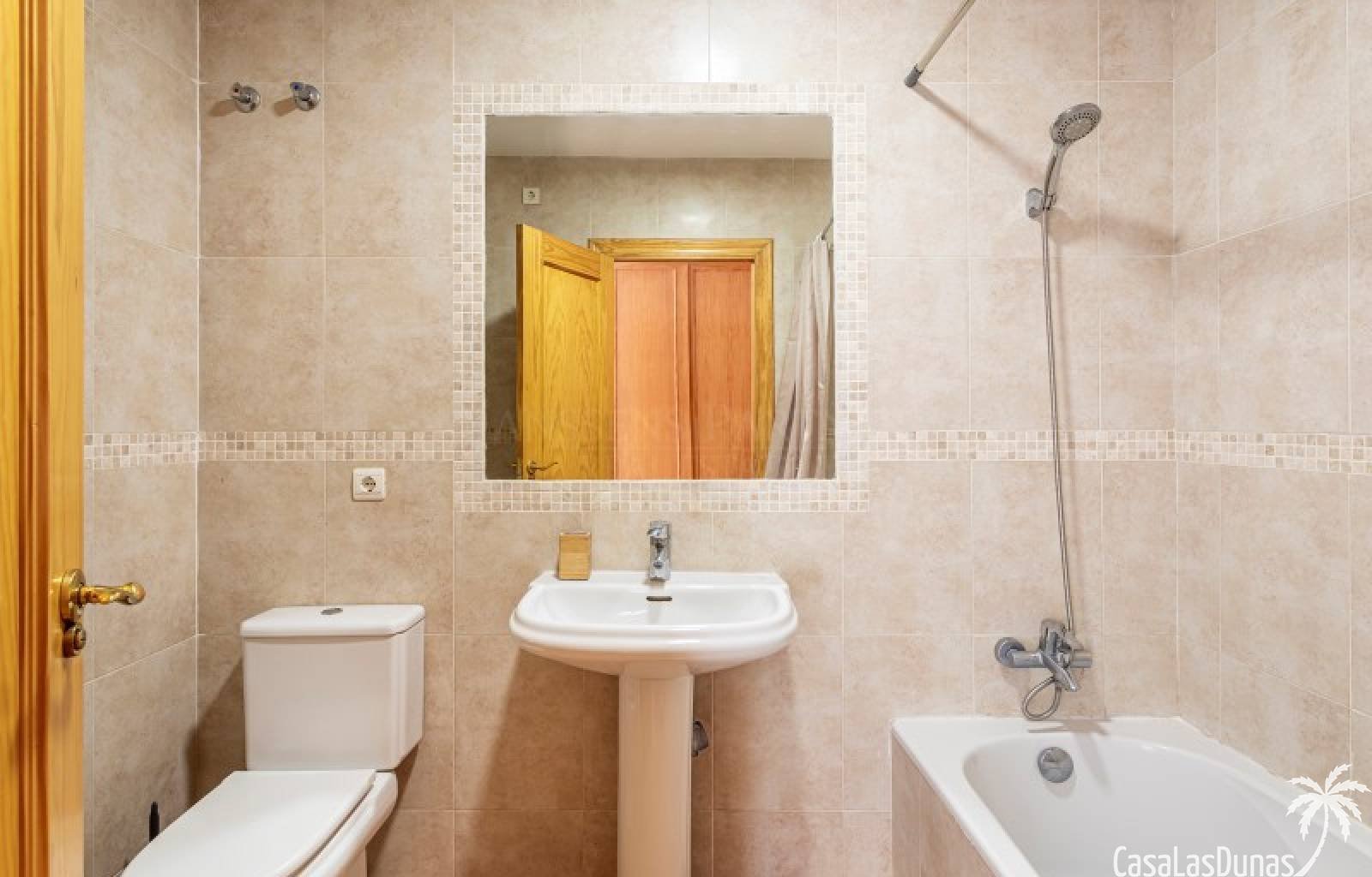 Gemütliches Reihenhaus mit traumhafter Aussicht!
Dieses gepflegte Haus mit 250m² bebauter Fläche verteilt sich auf zwei Ebenen und bietet eine perfek