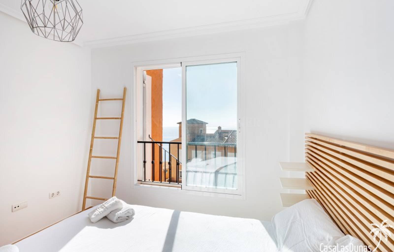 Gemütliches Reihenhaus mit traumhafter Aussicht!
Dieses gepflegte Haus mit 250m² bebauter Fläche verteilt sich auf zwei Ebenen und bietet eine perfek