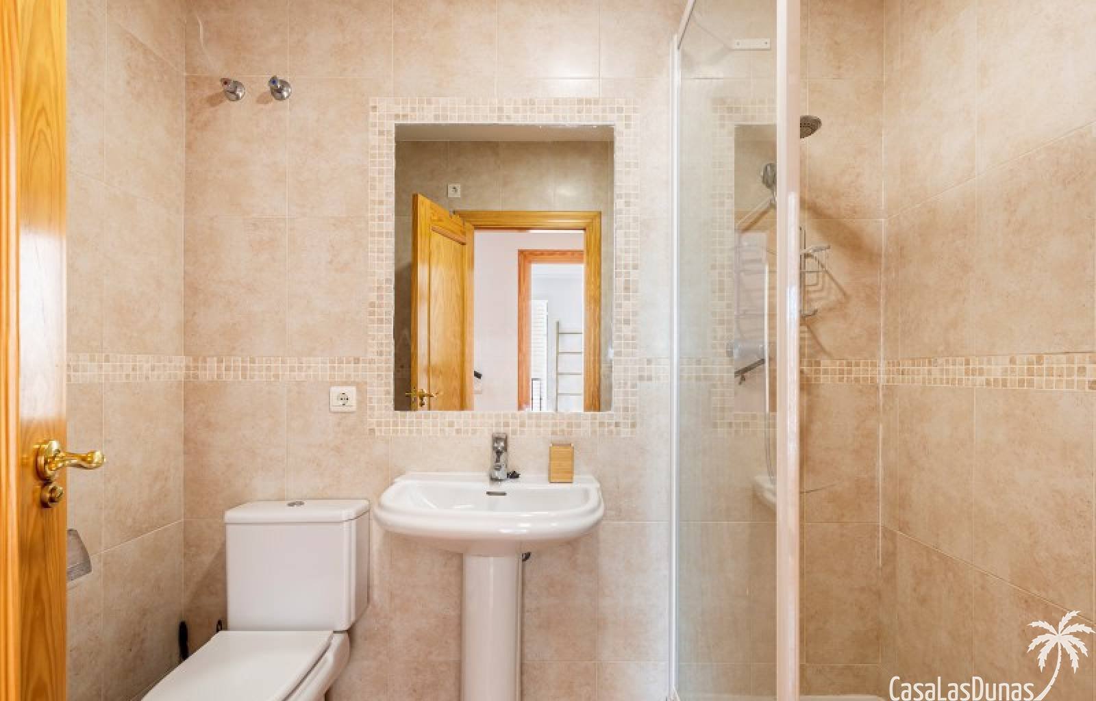 Gemütliches Reihenhaus mit traumhafter Aussicht!
Dieses gepflegte Haus mit 250m² bebauter Fläche verteilt sich auf zwei Ebenen und bietet eine perfek