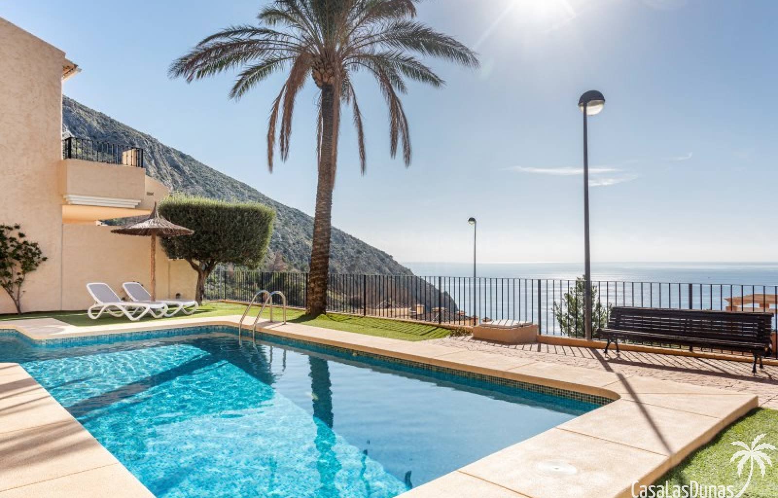 Gemütliches Reihenhaus mit traumhafter Aussicht!
Dieses gepflegte Haus mit 250m² bebauter Fläche verteilt sich auf zwei Ebenen und bietet eine perfek