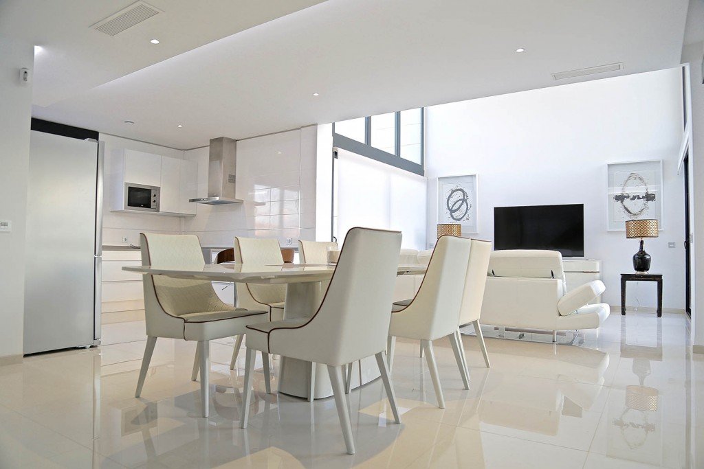 In der prestigeträchtigen Gegend von Dehesa de Campoamor gelegen, bieten diese exklusiven Villen eine privilegierte Umgebung nur 1 km vom Meer entfer