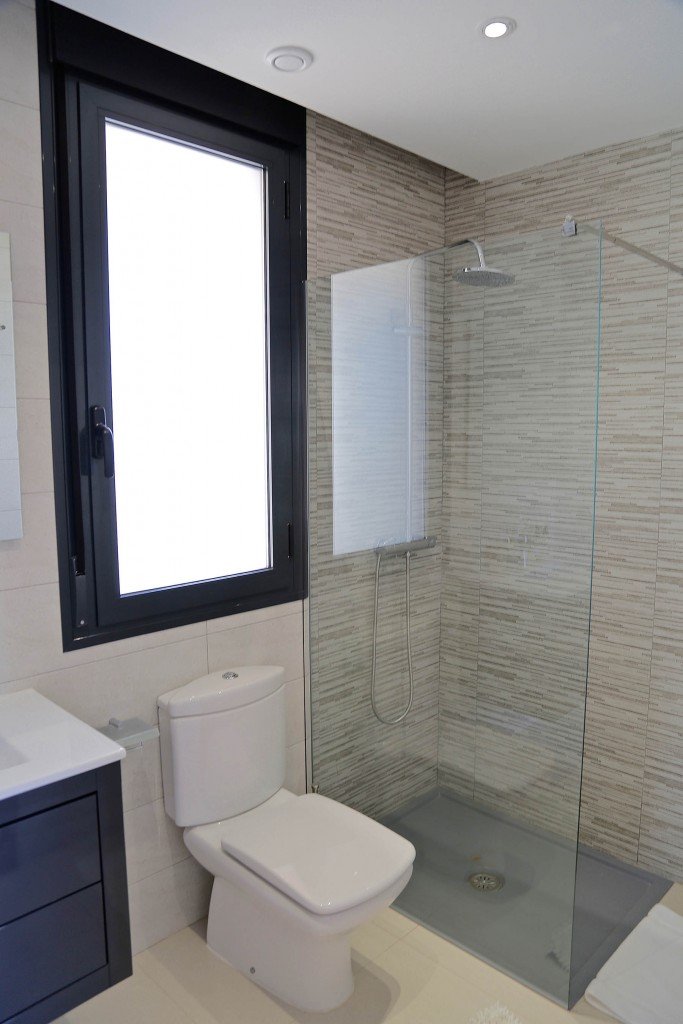 In der prestigeträchtigen Gegend von Dehesa de Campoamor gelegen, bieten diese exklusiven Villen eine privilegierte Umgebung nur 1 km vom Meer entfer