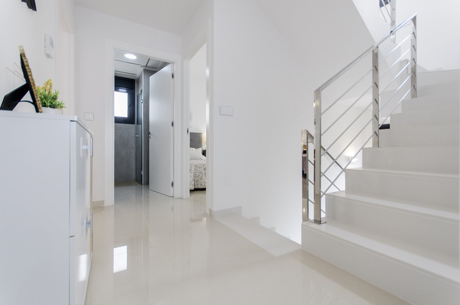 In der charmanten Umgebung von San Miguel de Salinas gelegen, bieten diese Villen einen exklusiven Lebensstil in einer der attraktivsten Gegenden der