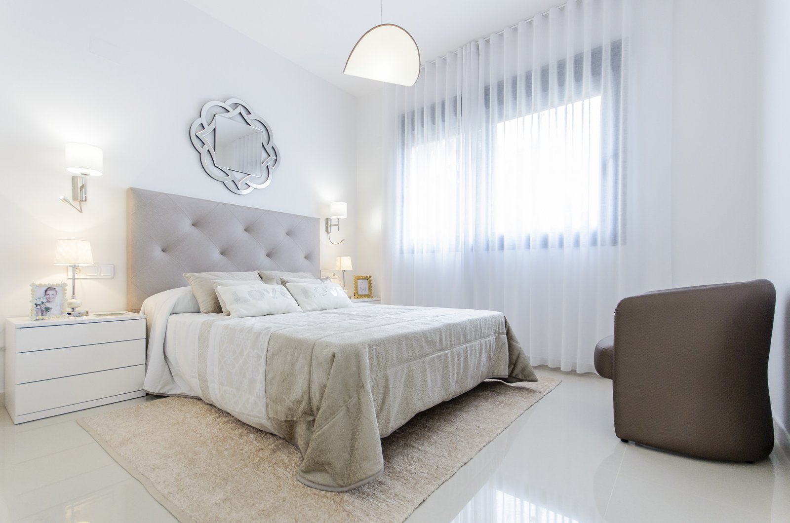 In der charmanten Umgebung von San Miguel de Salinas gelegen, bieten diese Villen einen exklusiven Lebensstil in einer der attraktivsten Gegenden der