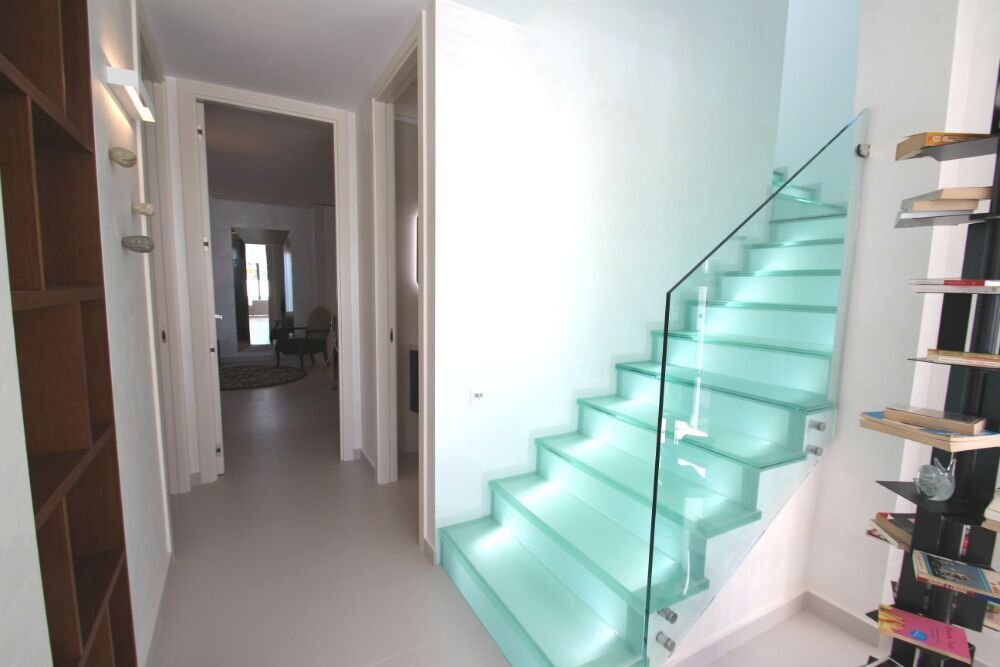 In der charmanten Umgebung von San Miguel de Salinas gelegen, bieten diese Villen einen exklusiven Lebensstil in einer der attraktivsten Gegenden der