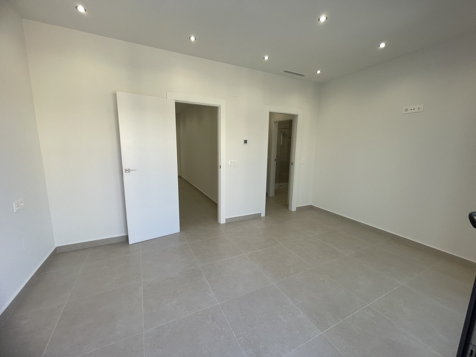 In der ruhigen Ortschaft Heredades gelegen, bietet dieses freistehende Chalet eine ideale Umgebung für diejenigen, die ein geräumiges und komfortable