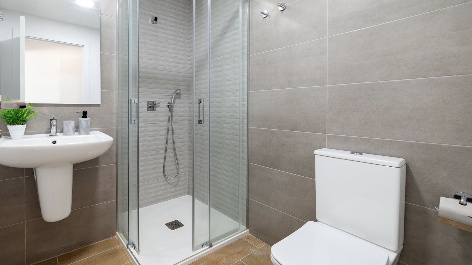  Genießen Sie die Ruhe und den Komfort des Wohnens in einer privaten Urbanisation mit Gemeinschaftspool und Gärten, umgeben von Natur und nur 10 Minut