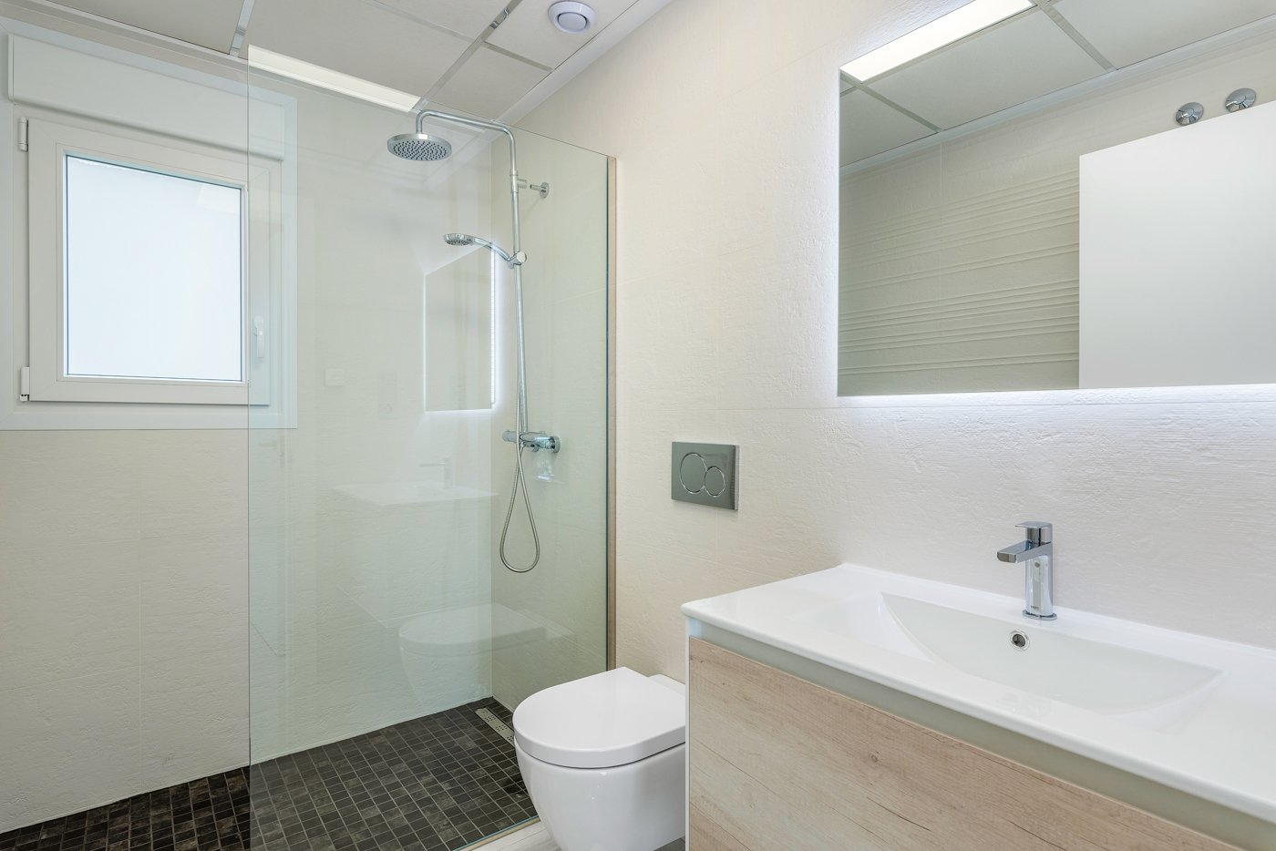  In der charmanten Stadt Los Montesinos gelegen, bietet diese exklusive Sammlung von 11 freistehenden Häusern eine einzigartige Wohnumgebung. Mit eine