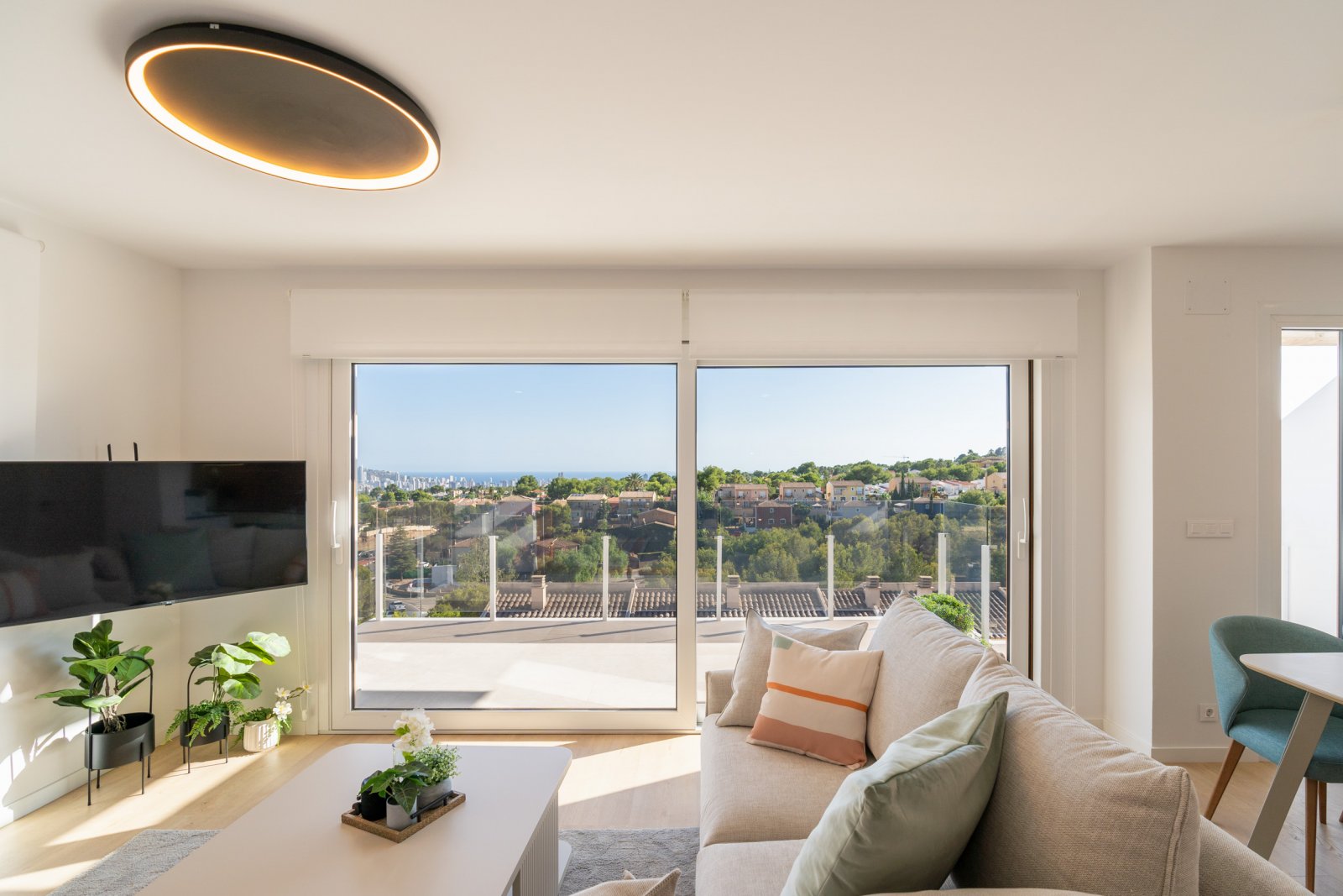  In der charmanten Stadt La Nucia gelegen, bietet diese exklusive Sammlung von 28 Immobilien eine einzigartige Wohnumgebung mit Meerblick. Das Angebot