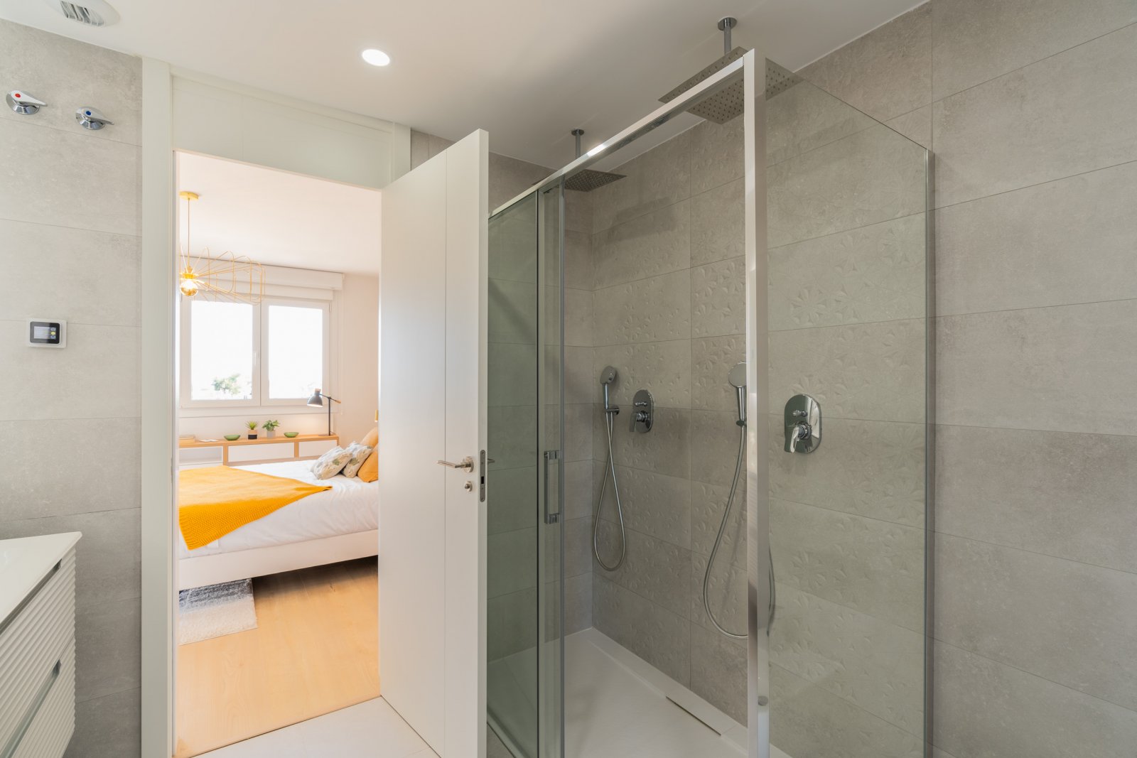  In der charmanten Stadt La Nucia gelegen, bietet diese exklusive Sammlung von 28 Immobilien eine einzigartige Wohnumgebung mit Meerblick. Das Angebot