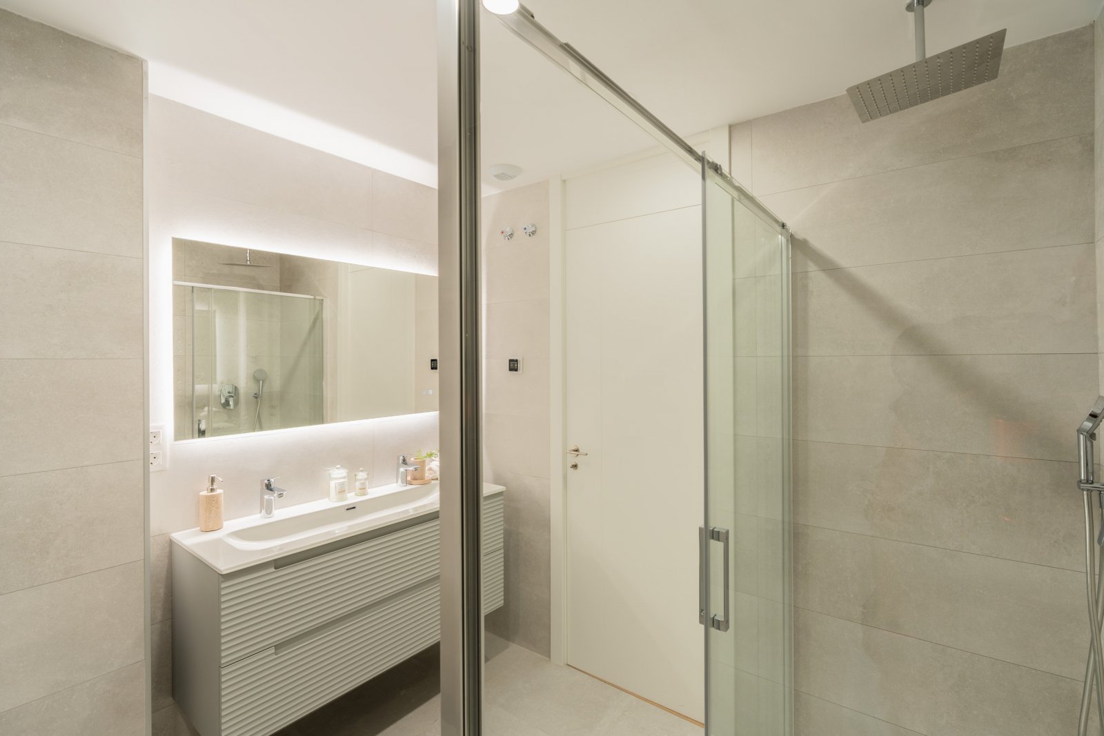  In der charmanten Stadt La Nucia gelegen, bietet diese exklusive Sammlung von 28 Immobilien eine einzigartige Wohnumgebung mit Meerblick. Das Angebot