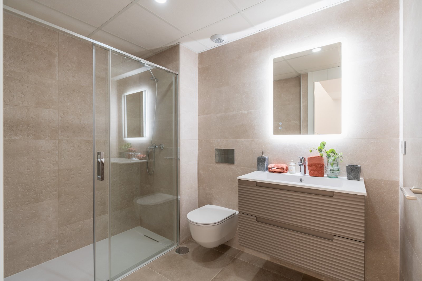  In der charmanten Stadt La Nucia gelegen, bietet diese exklusive Sammlung von 28 Immobilien eine einzigartige Wohnumgebung mit Meerblick. Das Angebot