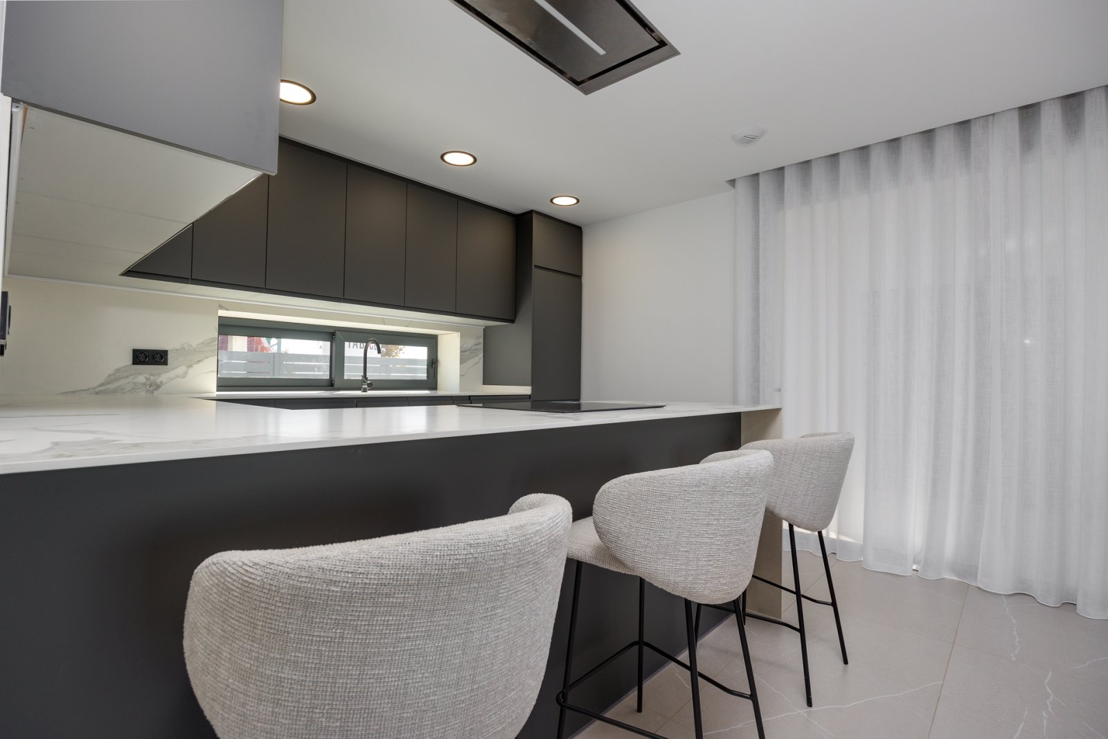  In der schönen Stadt Torrevieja gelegen, bietet diese exklusive Sammlung von 16 freistehenden Häusern eine ideale Umgebung für diejenigen, die ein Zu