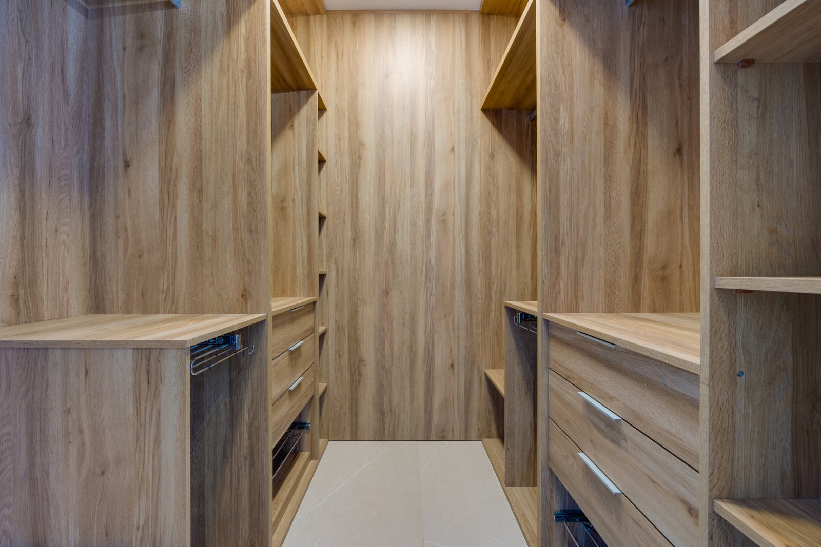  In der schönen Stadt Torrevieja gelegen, bietet diese exklusive Sammlung von 16 freistehenden Häusern eine ideale Umgebung für diejenigen, die ein Zu