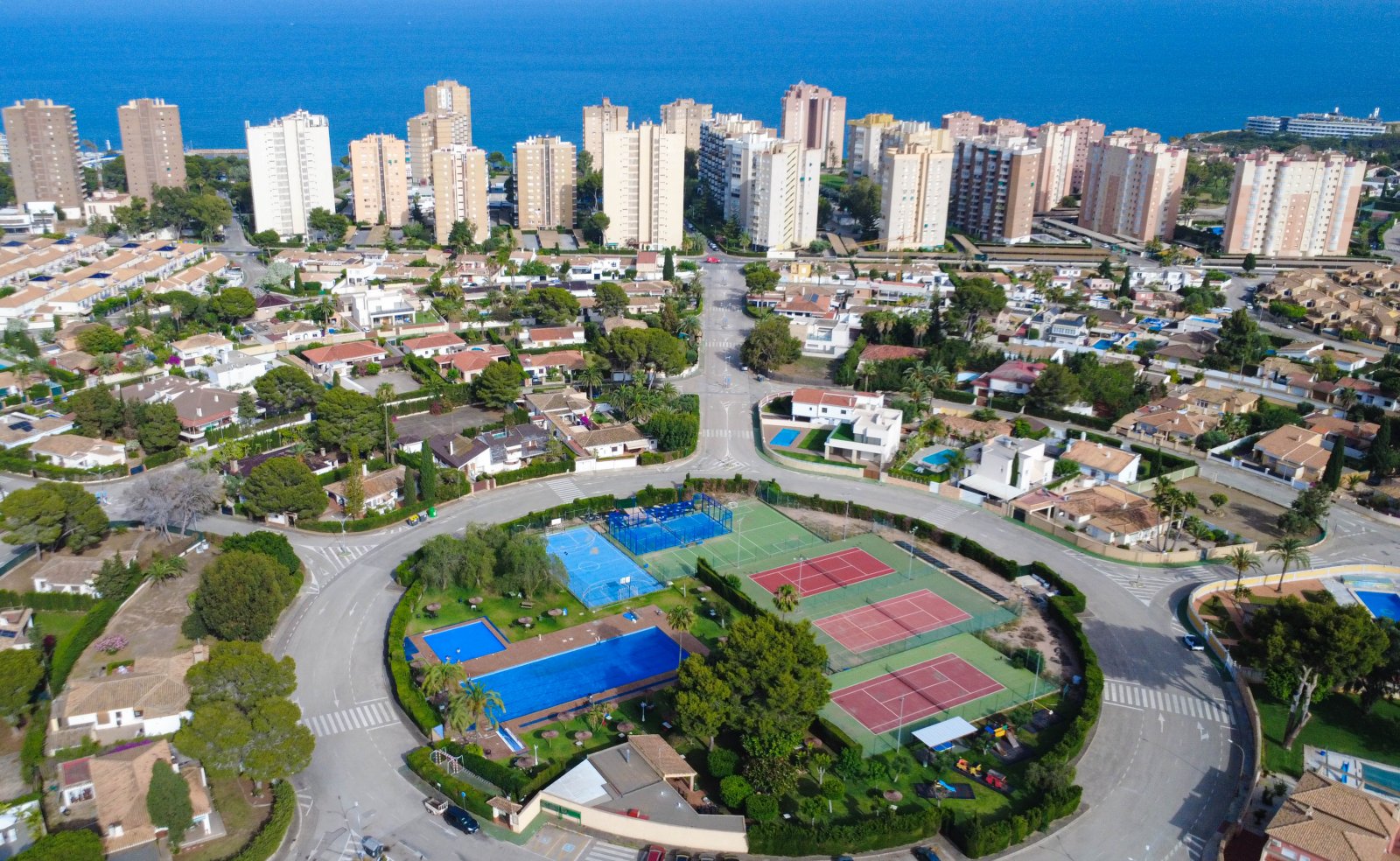  Diese Villa befindet sich in der prestigeträchtigen Gegend von Orihuela Costa und bietet ein außergewöhnliches Wohnerlebnis. Mit nur 1 km Entfernung 