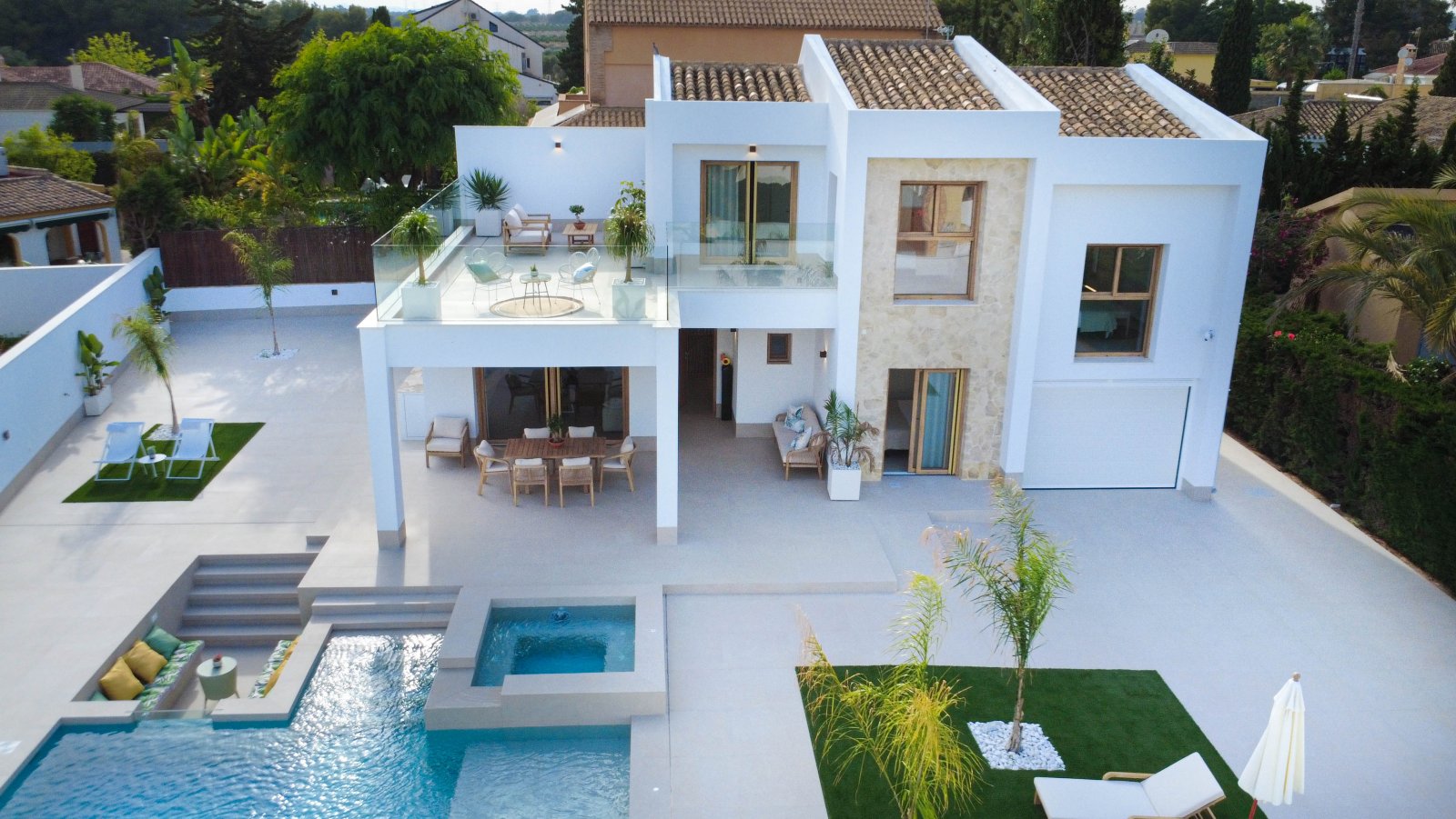  Diese Villa befindet sich in der prestigeträchtigen Gegend von Orihuela Costa und bietet ein außergewöhnliches Wohnerlebnis. Mit nur 1 km Entfernung 