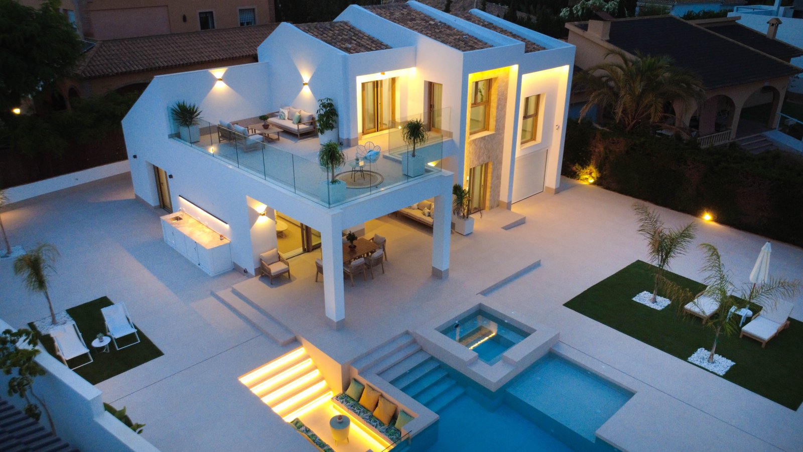  Diese Villa befindet sich in der prestigeträchtigen Gegend von Orihuela Costa und bietet ein außergewöhnliches Wohnerlebnis. Mit nur 1 km Entfernung 