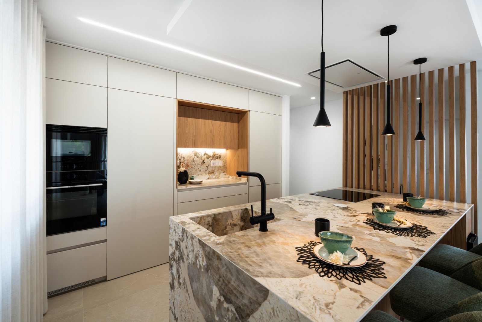  Diese Villa befindet sich in der prestigeträchtigen Gegend von Orihuela Costa und bietet ein außergewöhnliches Wohnerlebnis. Mit nur 1 km Entfernung 