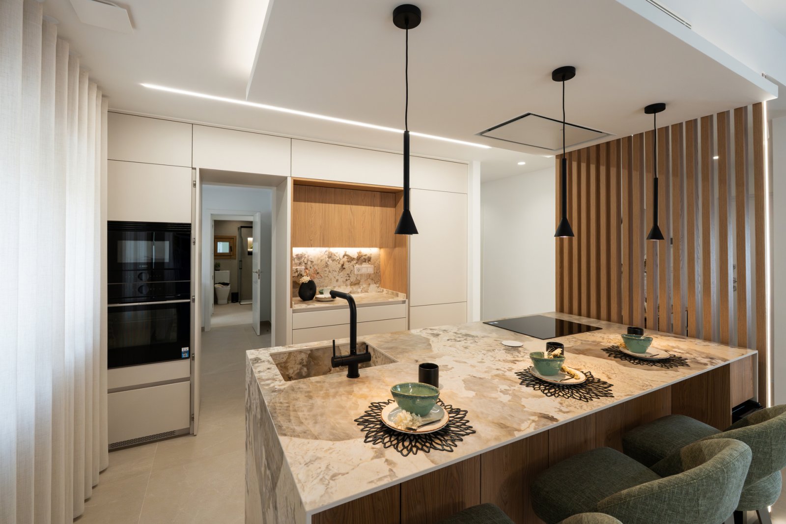  Diese Villa befindet sich in der prestigeträchtigen Gegend von Orihuela Costa und bietet ein außergewöhnliches Wohnerlebnis. Mit nur 1 km Entfernung 