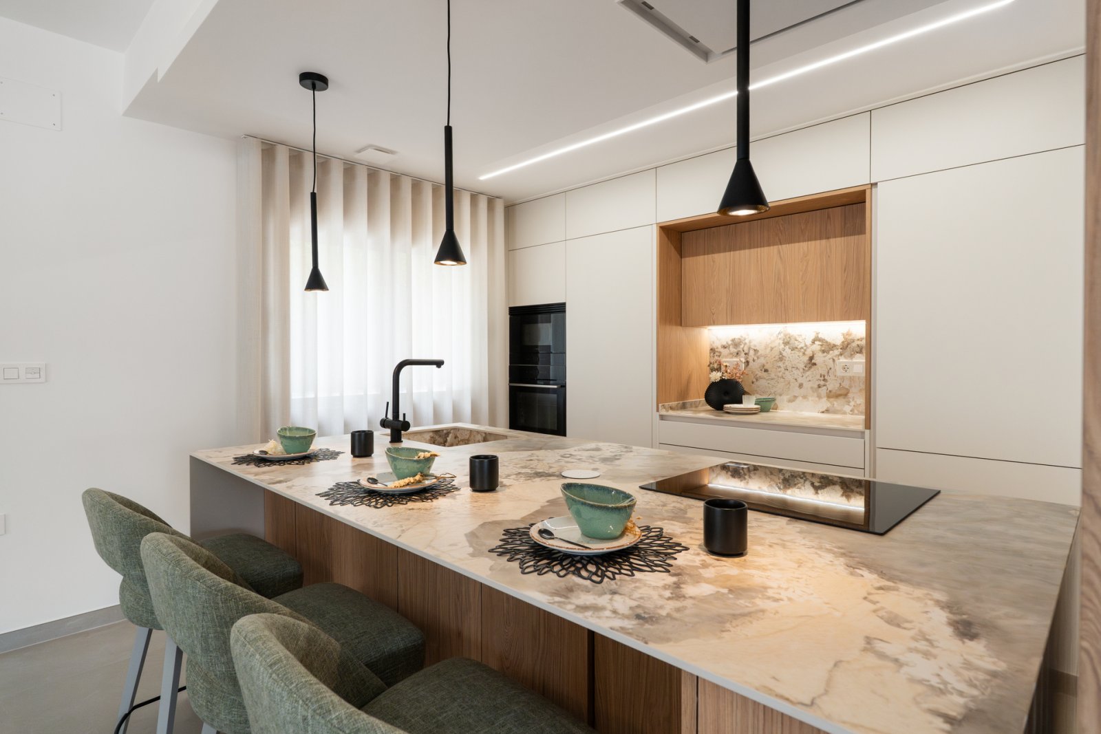  Diese Villa befindet sich in der prestigeträchtigen Gegend von Orihuela Costa und bietet ein außergewöhnliches Wohnerlebnis. Mit nur 1 km Entfernung 