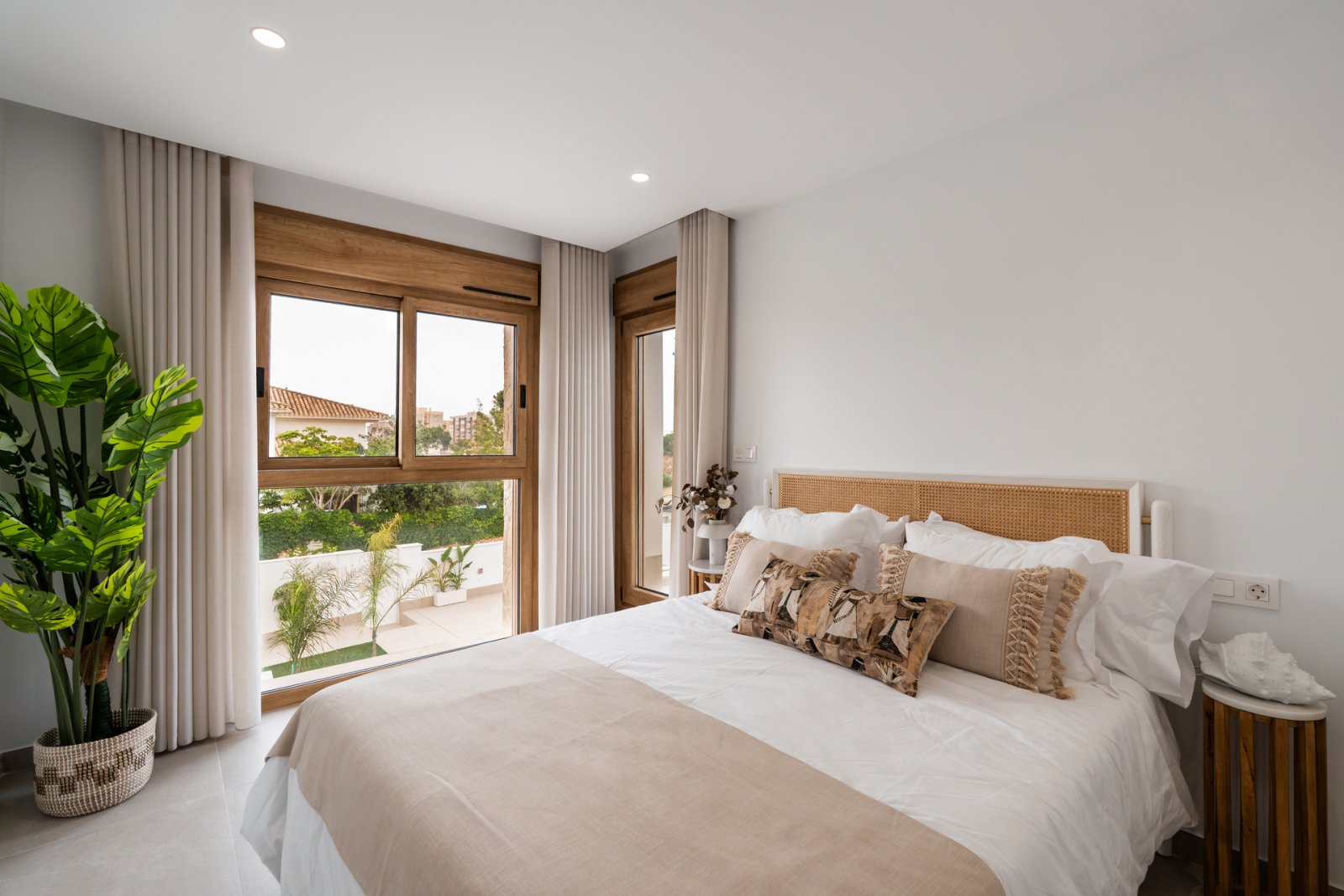  Diese Villa befindet sich in der prestigeträchtigen Gegend von Orihuela Costa und bietet ein außergewöhnliches Wohnerlebnis. Mit nur 1 km Entfernung 