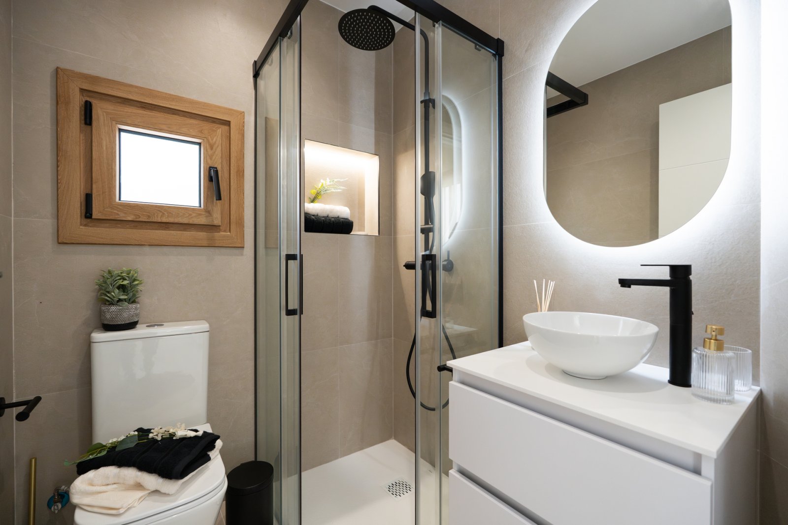  Diese Villa befindet sich in der prestigeträchtigen Gegend von Orihuela Costa und bietet ein außergewöhnliches Wohnerlebnis. Mit nur 1 km Entfernung 