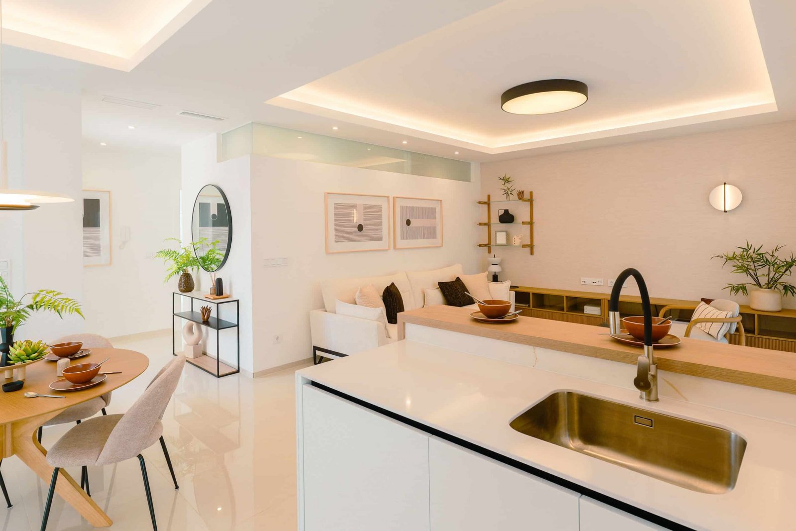  In der charmanten Stadt Rojales gelegen, bietet diese Wohnanlage eine Auswahl von 18 Bungalows, aufgeteilt in High-Bungalow- und Low-Bungalow-Optione