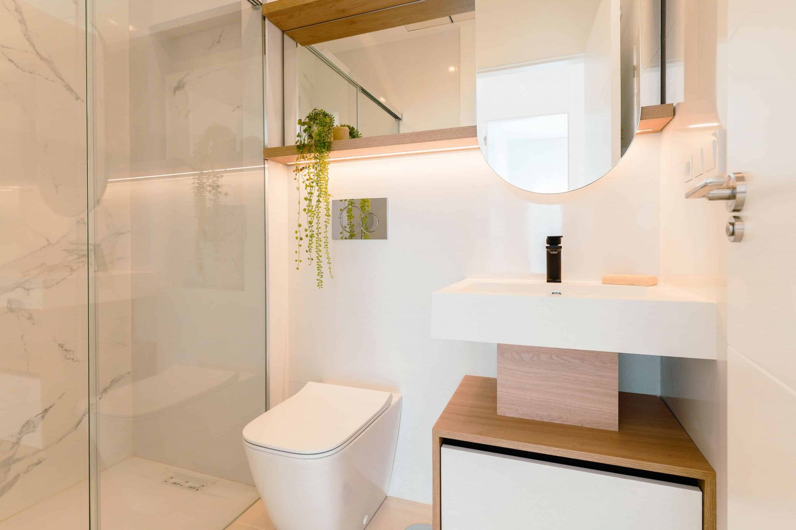  In der charmanten Stadt Rojales gelegen, bietet diese Wohnanlage eine Auswahl von 18 Bungalows, aufgeteilt in High-Bungalow- und Low-Bungalow-Optione