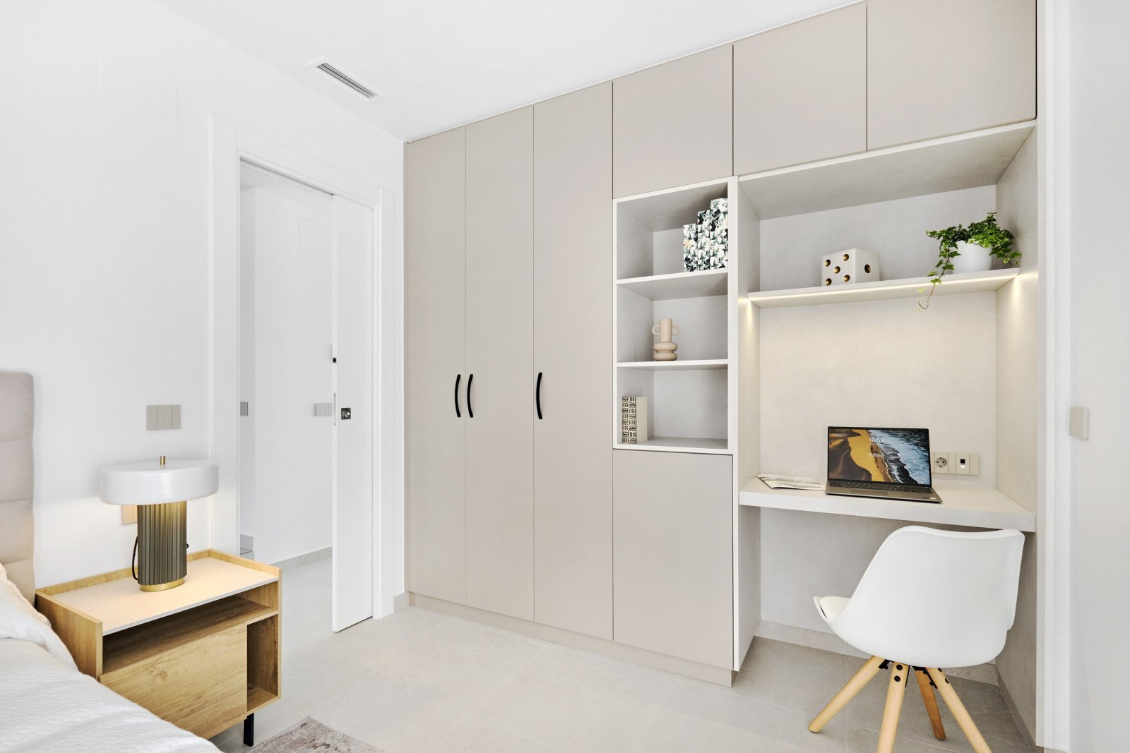 In der charmanten Umgebung von San Miguel de Salinas gelegen, bietet dieser exklusive Wohnkomplex 24 Immobilien, die für diejenigen entworfen wurden,