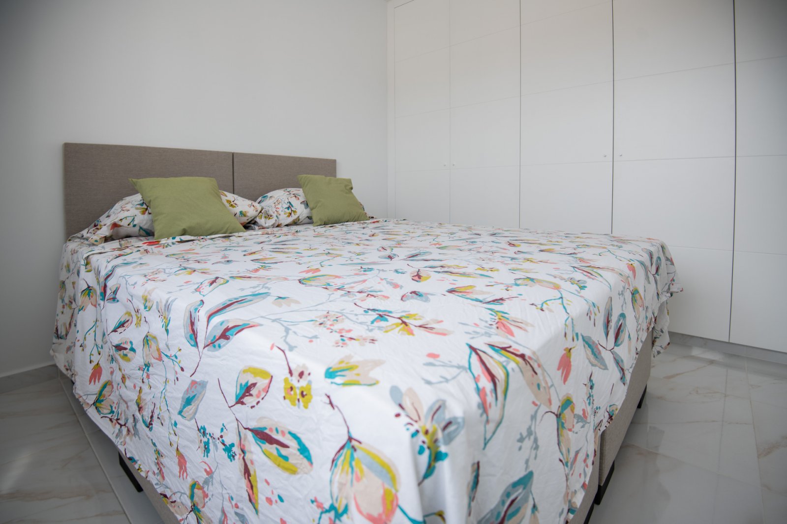 In der charmanten Umgebung von Pinar de Campoverde gelegen, bietet dieser Komplex von 9 freistehenden Häusern einen exklusiven und komfortablen Leben