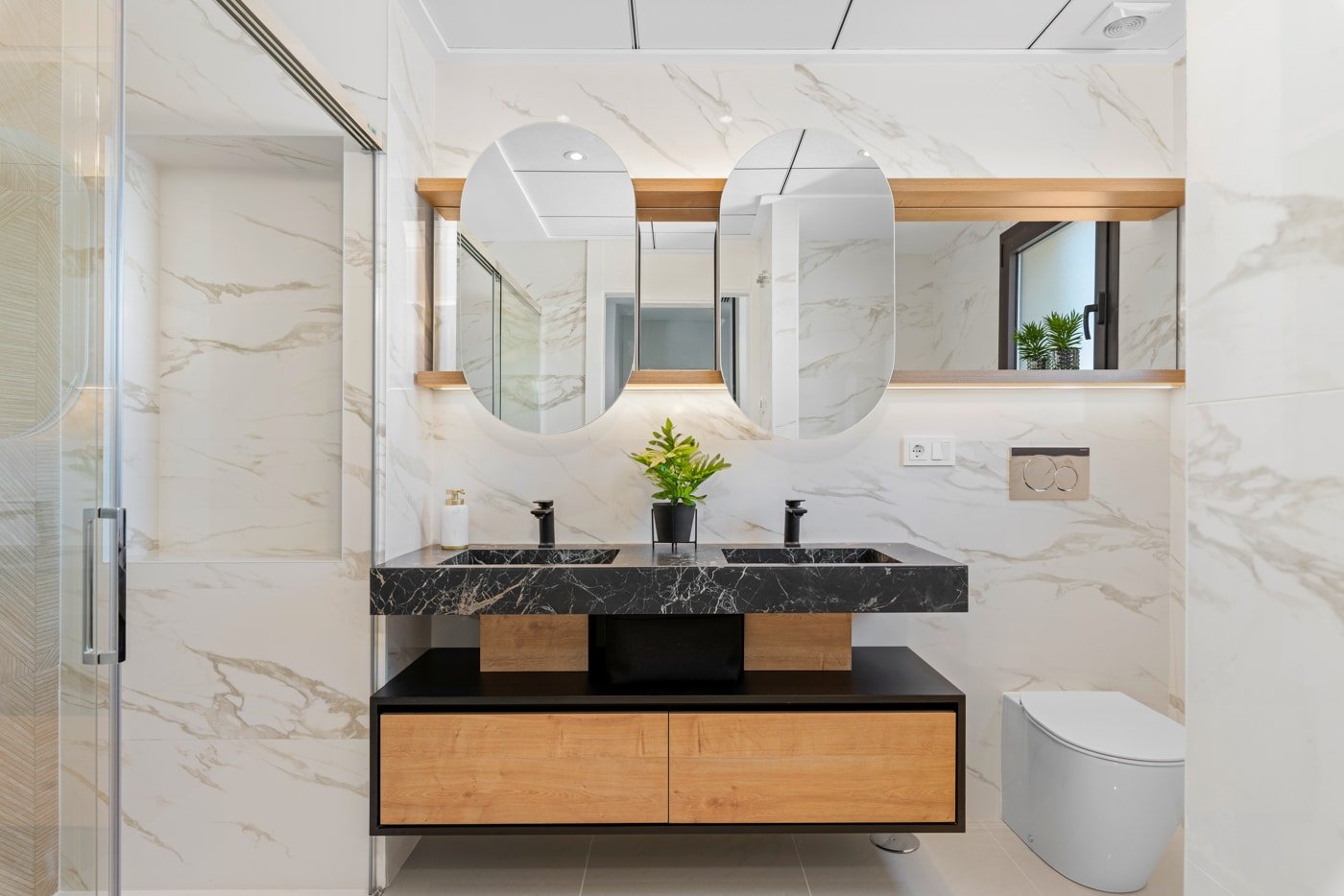  In der charmanten Ciudad Quesada gelegen, bietet diese freistehende Immobilie einen exklusiven Lebensstil in einer privilegierten Umgebung. Mit einem