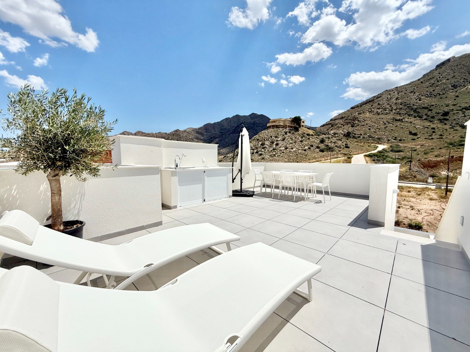 In der charmanten Ortschaft Cox gelegen, bietet diese Wohnanlage eine exklusive Auswahl an Bungalows, die für maximalen Komfort und Funktionalität en